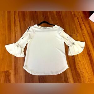 Green Envelope Beautiful White Top
Size Small
GUC